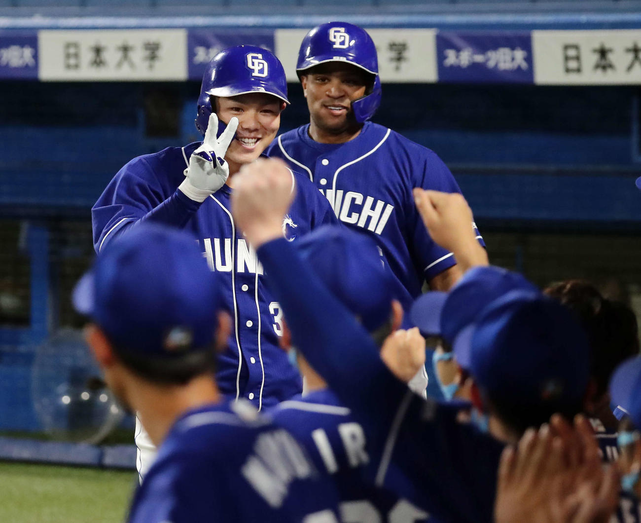 ヤクルト対中日　6回表中日無死一塁、高橋は勝ち越し本塁打を放ちナインの祝福に笑顔で応える（撮影・丹羽敏通）