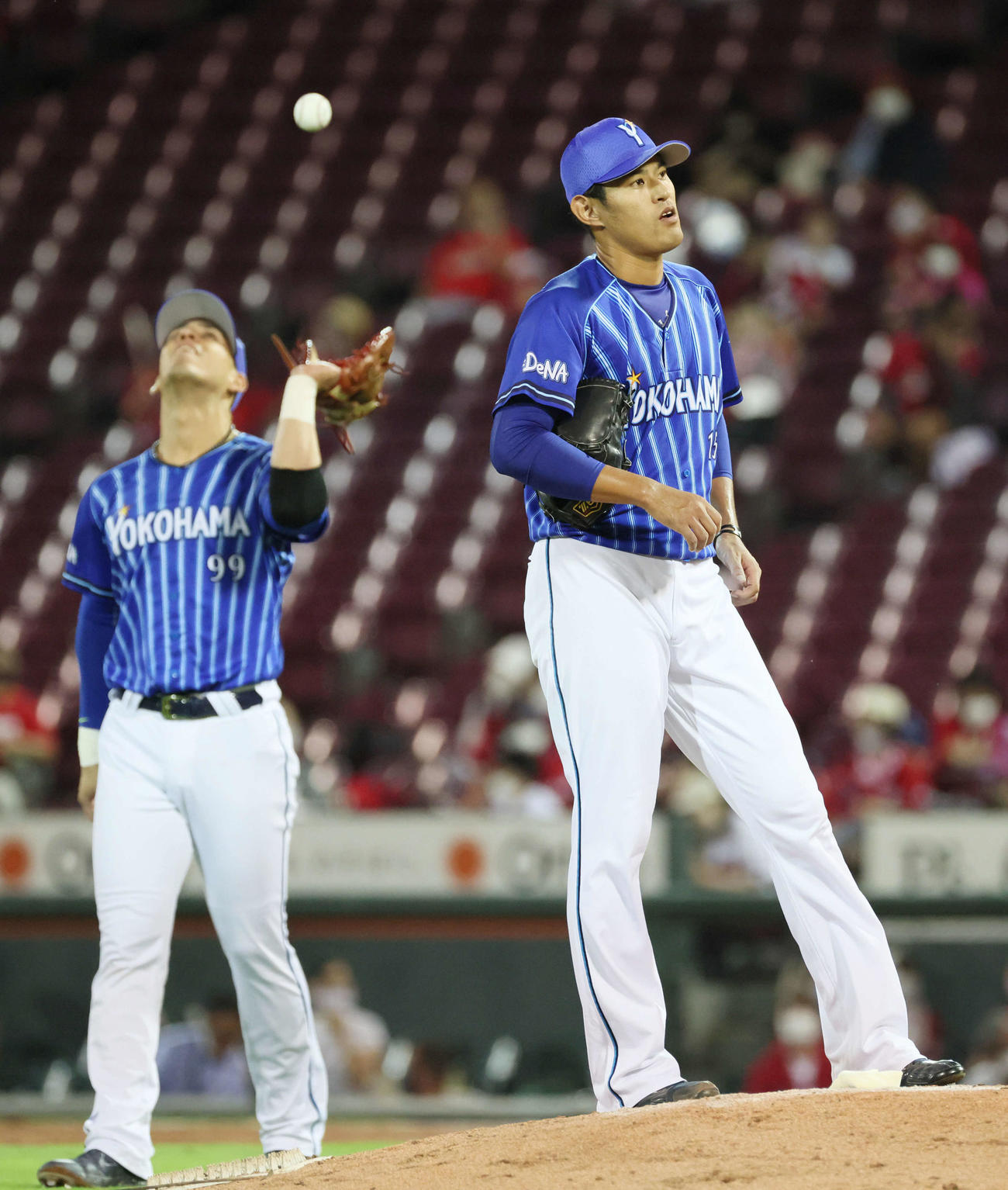 広島対DeNA　4回裏広島、同点とされ、降板する井納（撮影・加藤孝規）