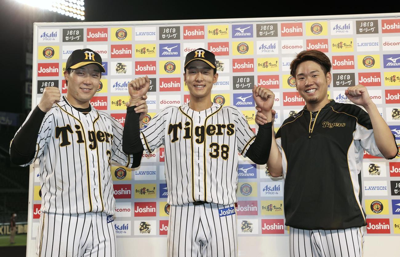 お立ち台でガッツポーズする、左から大山、小幡、西勇（代表撮影）　