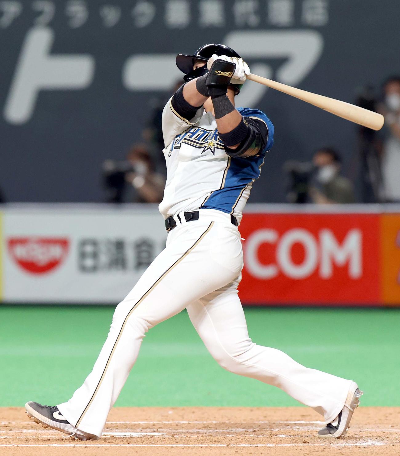 日本ハム対西武　4回裏日本ハム無死、中田は左越え本塁打を放つ（撮影・佐藤翔太）