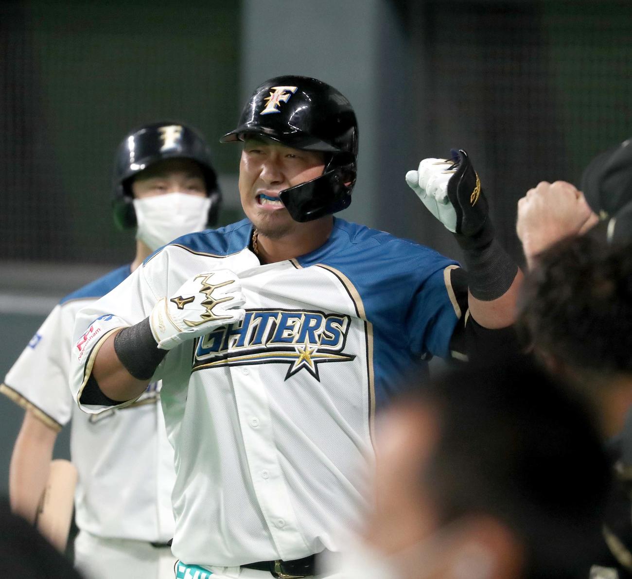 日本ハム対西武　4回裏日本ハム無死、中田は左越え本塁打を放ちガッツポーズしながらベンチに戻る（撮影・佐藤翔太）