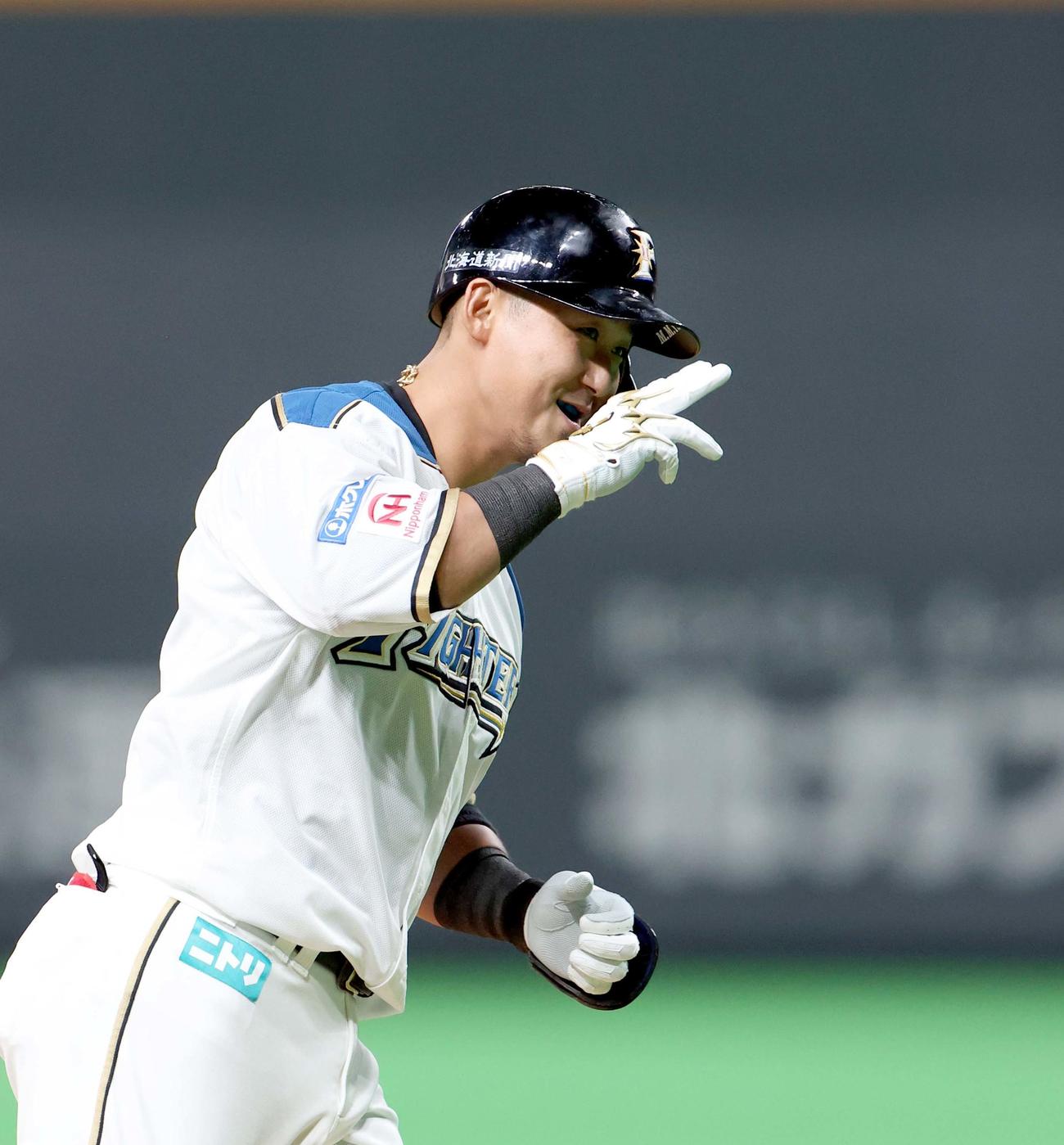 日本ハム対西武　4回裏日本ハム無死、中田は左越え本塁打を放ちポーズをとる（撮影・佐藤翔太）