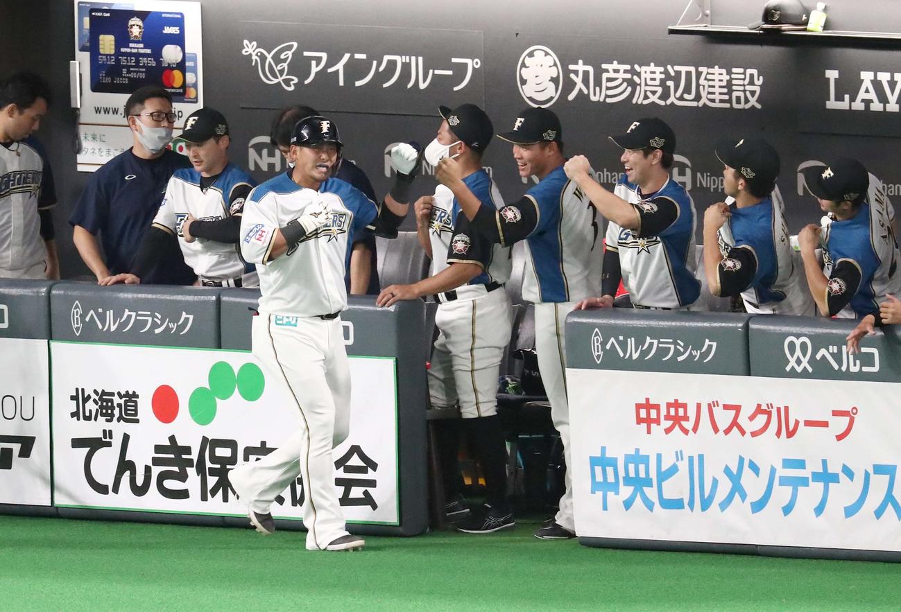 日本ハム対西武　4回裏日本ハム無死、左越え本塁打を放つ中田（撮影・黒川智章）