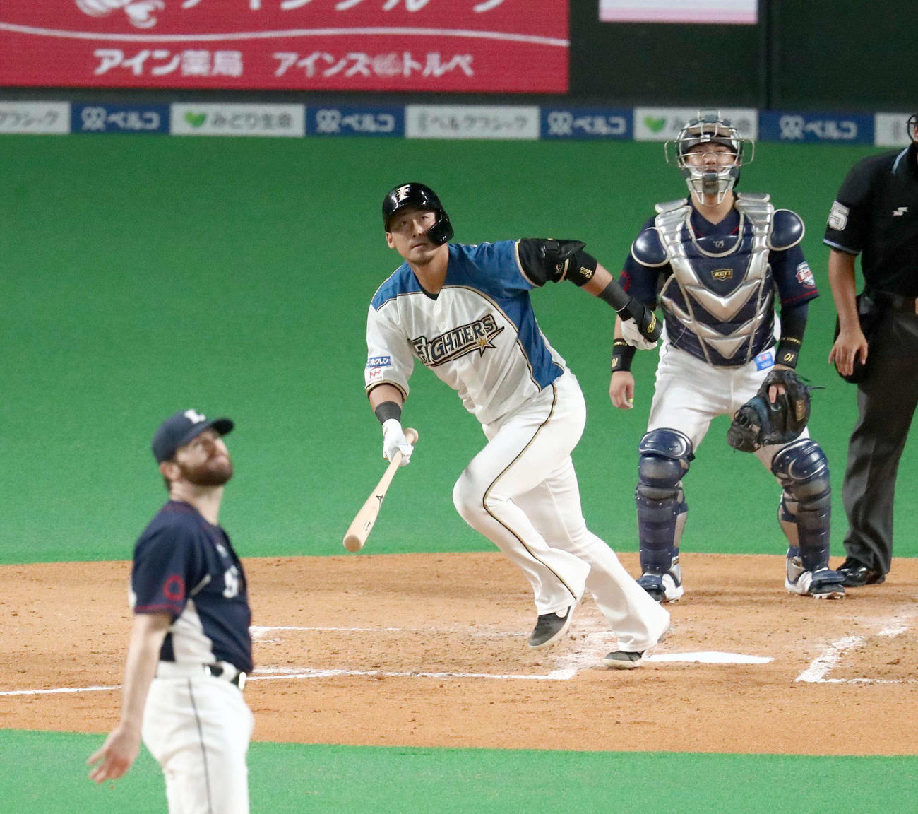 日本ハム対西武　4回裏日本ハム無死、左越え本塁打を放つ中田（撮影・黒川智章）