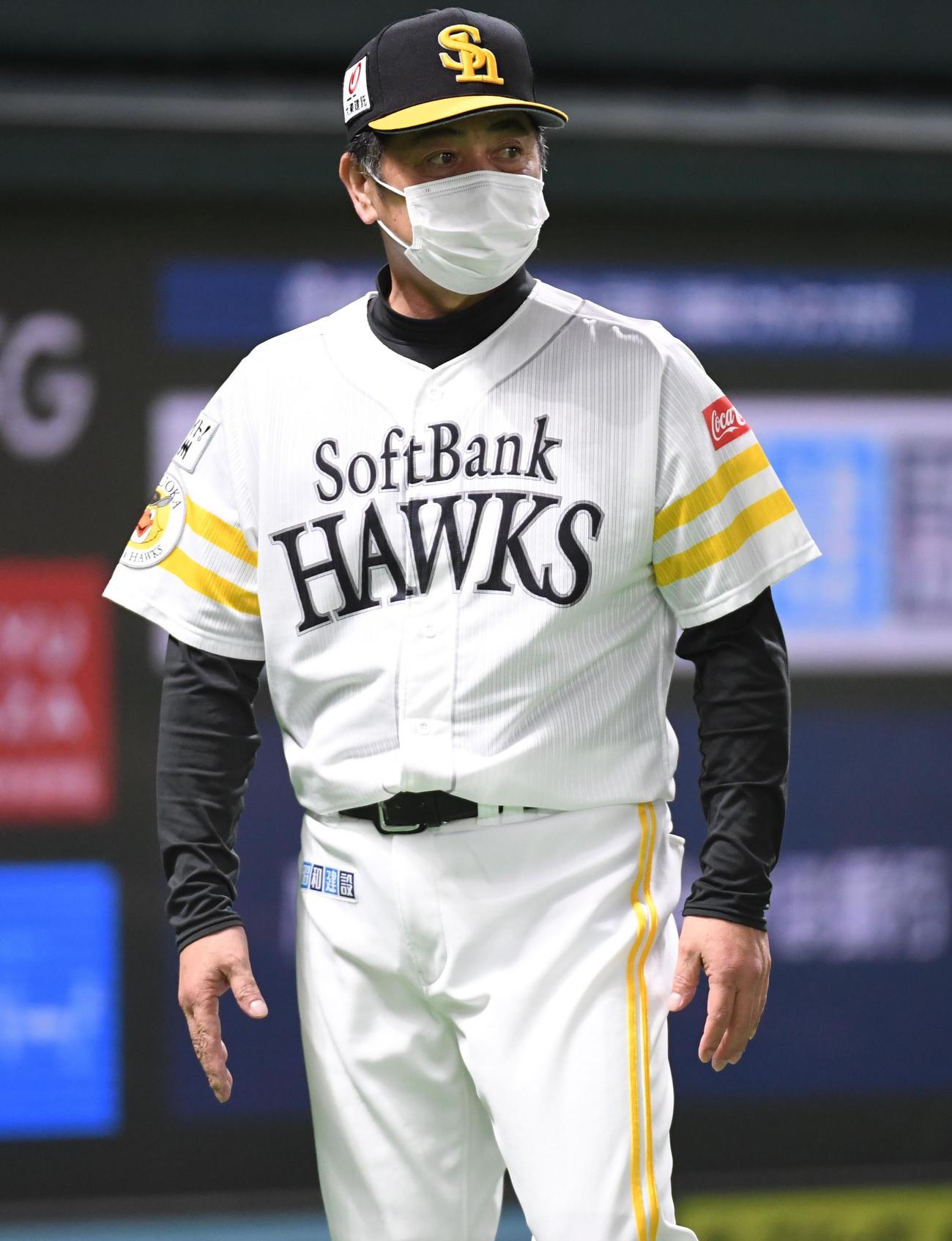 工藤監督は先発のムーアを6回途中で降板を告げる（撮影・今浪浩三）