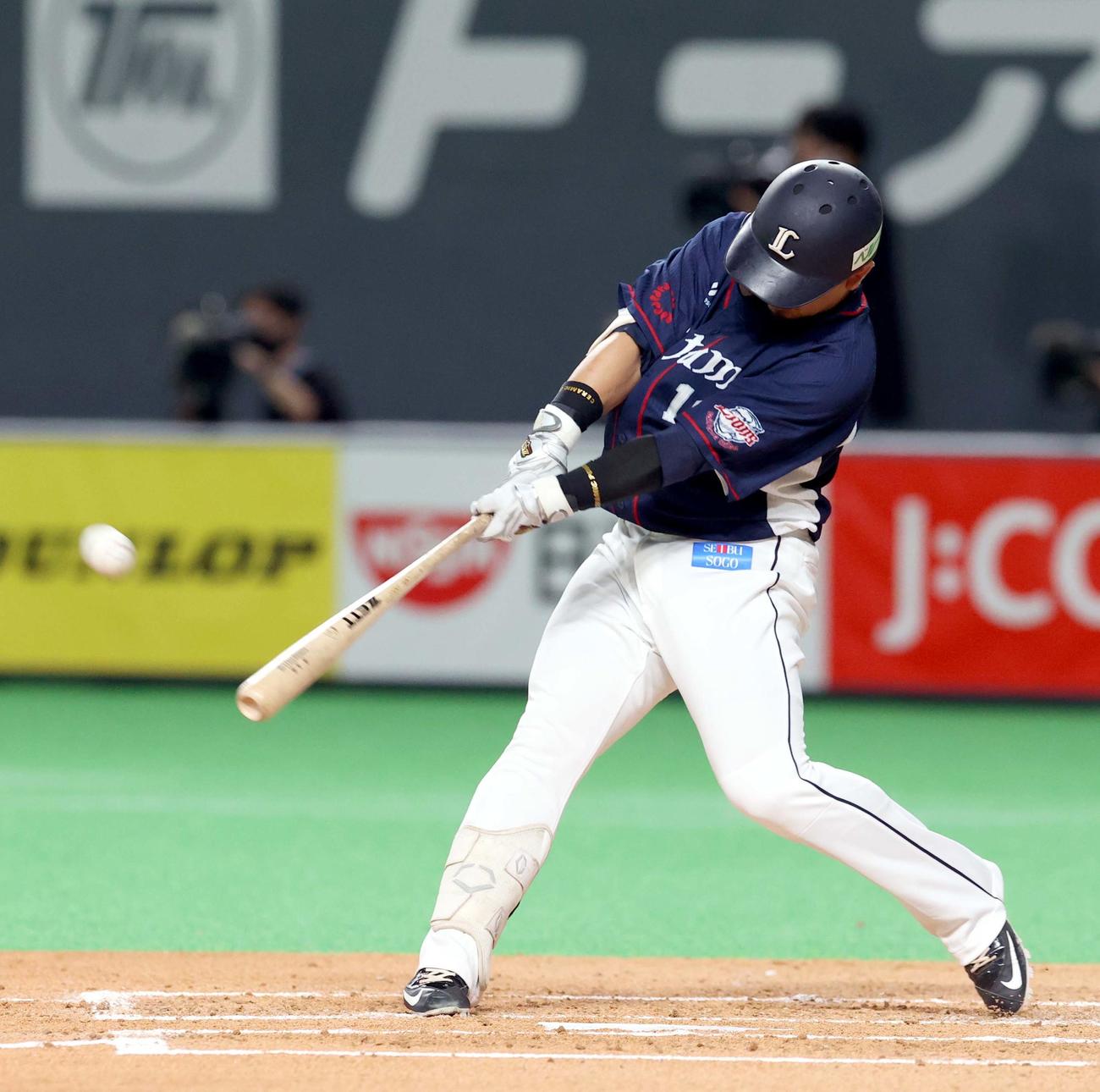 日本ハム対西武　2回表西武2死一塁、森は右越え2点本塁打を放つ（撮影・佐藤翔太）