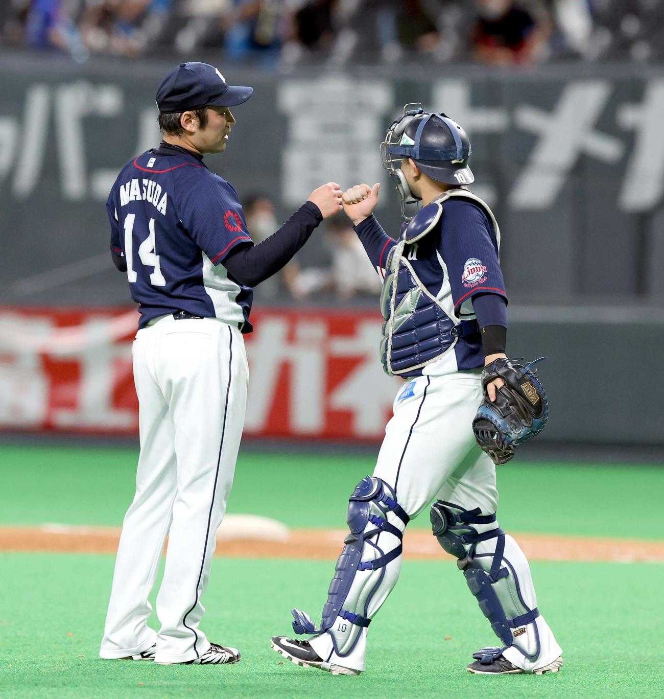 日本ハム対西武　試合終了後、タッチを交わす西武増田と森（右）（撮影・佐藤翔太）