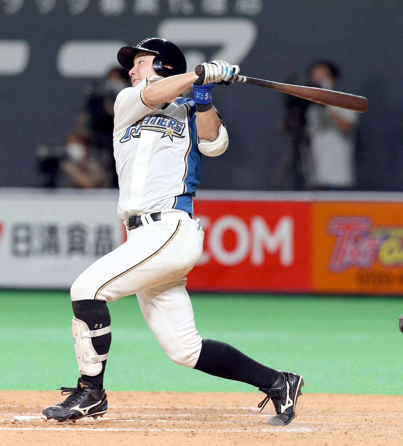日本ハム対西武　9回裏日本ハム2死一、二塁、渡辺は内野安打を放つ（撮影・佐藤翔太）