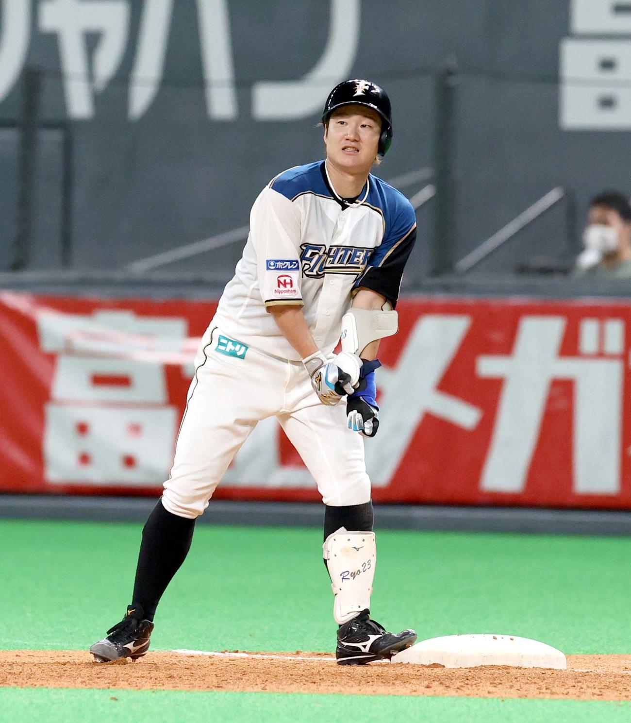 日本ハム対西武　9回裏日本ハム2死一、二塁、渡辺は内野安打を放つ（撮影・佐藤翔太）