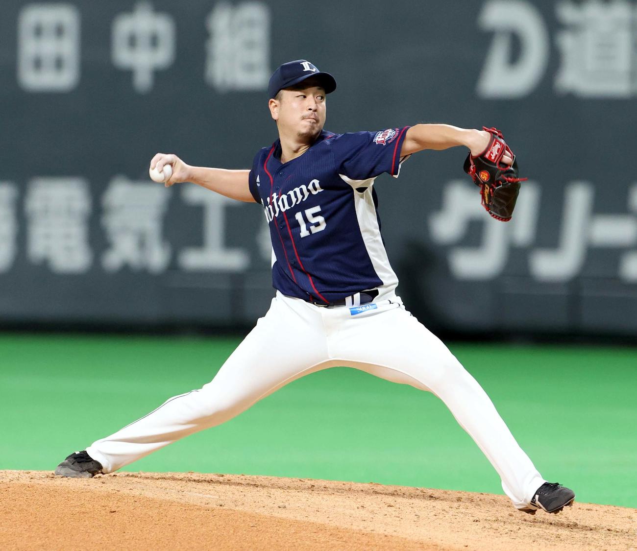 日本ハム対西武　6回途中から登板する西武宮川（撮影・佐藤翔太）