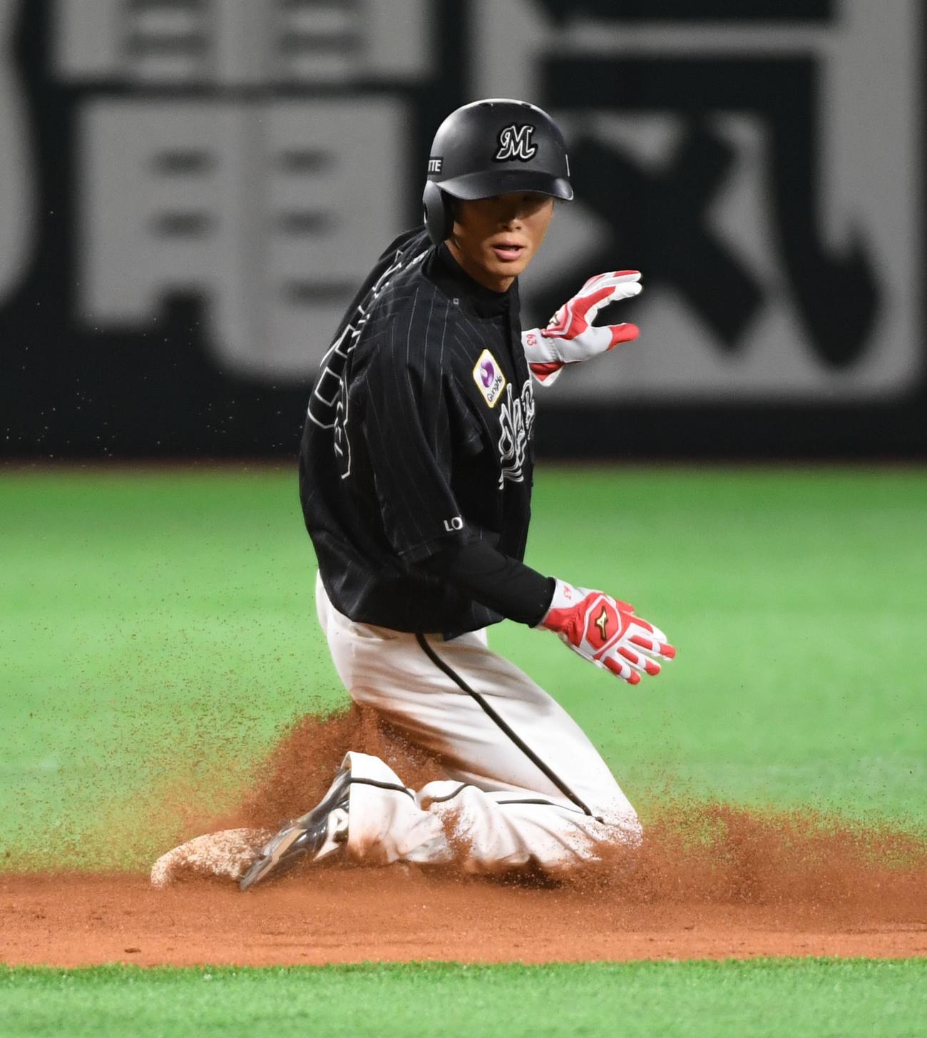 ソフトバンク対ロッテ　7回表ロッテ1死一、三塁、安田のとき、一塁走者の和田は二塁盗塁を決める（撮影・今浪浩三）