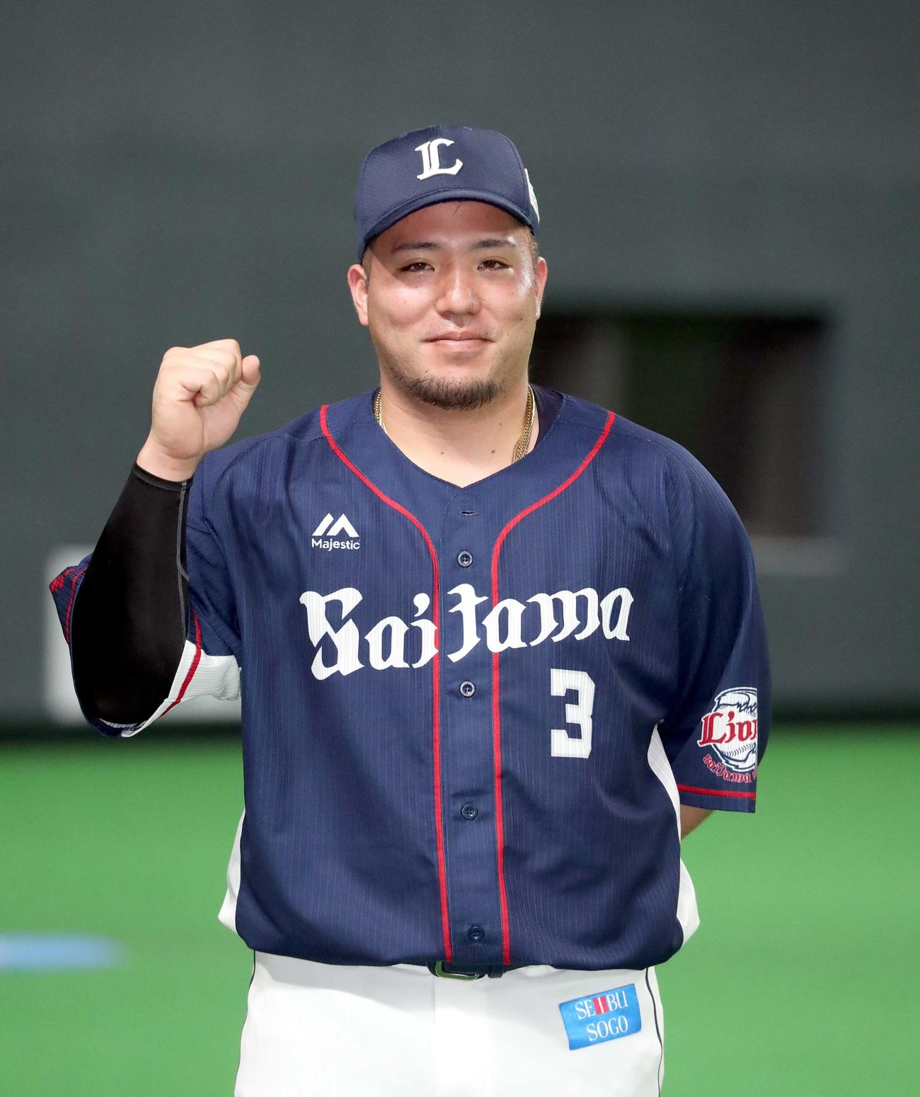 日本ハム対西武　試合終了後、ガッツポーズしながら記念撮影をする西武山川（撮影・佐藤翔太）