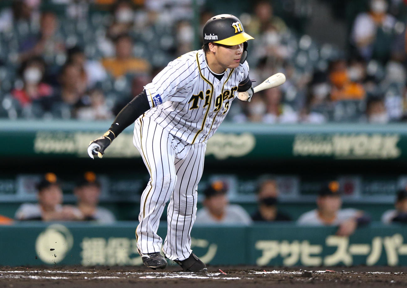 阪神対巨人　6回裏阪神無死、大山は中前打を放つ（撮影・上山淳一）