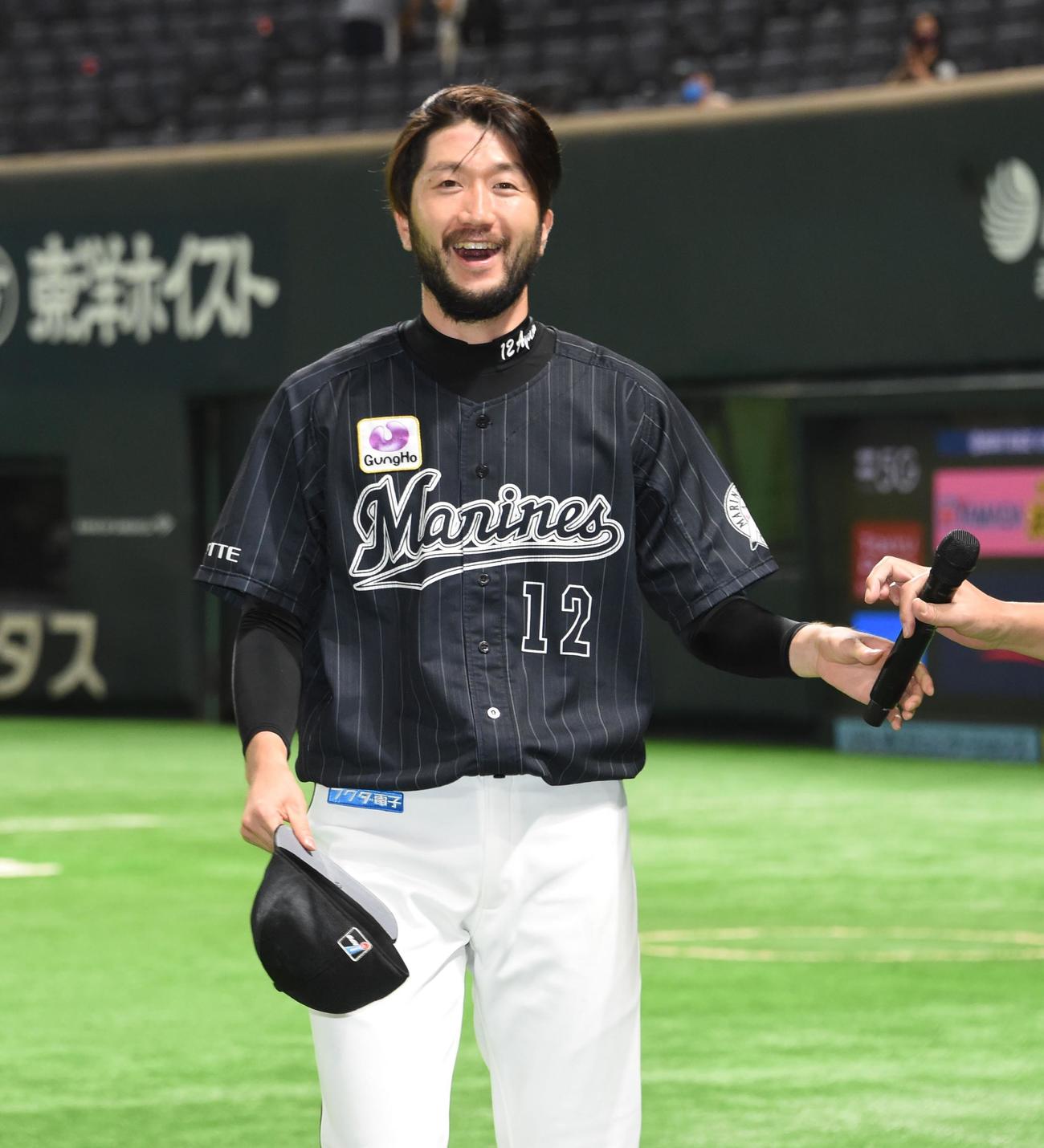 ソフトバンク対ロッテ　6勝目を飾り笑顔の石川（撮影・今浪浩三）