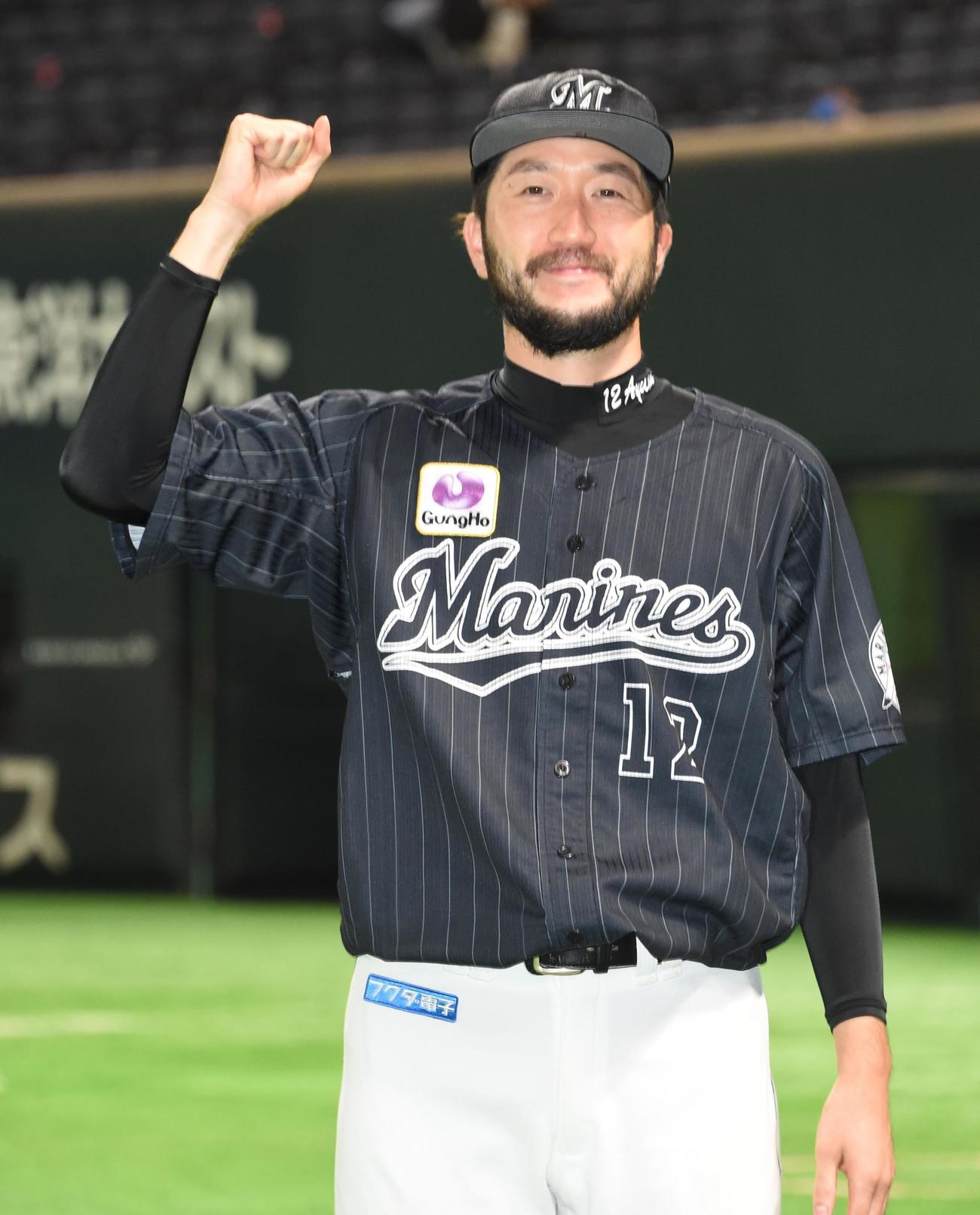 6勝目を飾りガッツポーズの石川歩（撮影・今浪浩三）