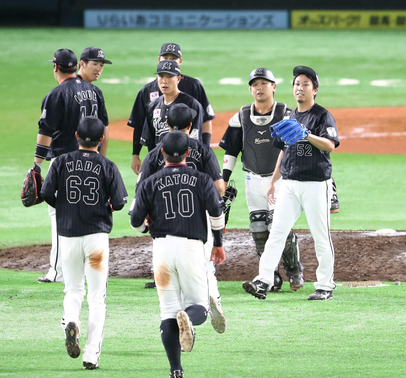 ソフトバンク対ロッテ　ソフトバンクを下しマウンド付近で喜び合うロッテナイン（撮影・梅根麻紀）
