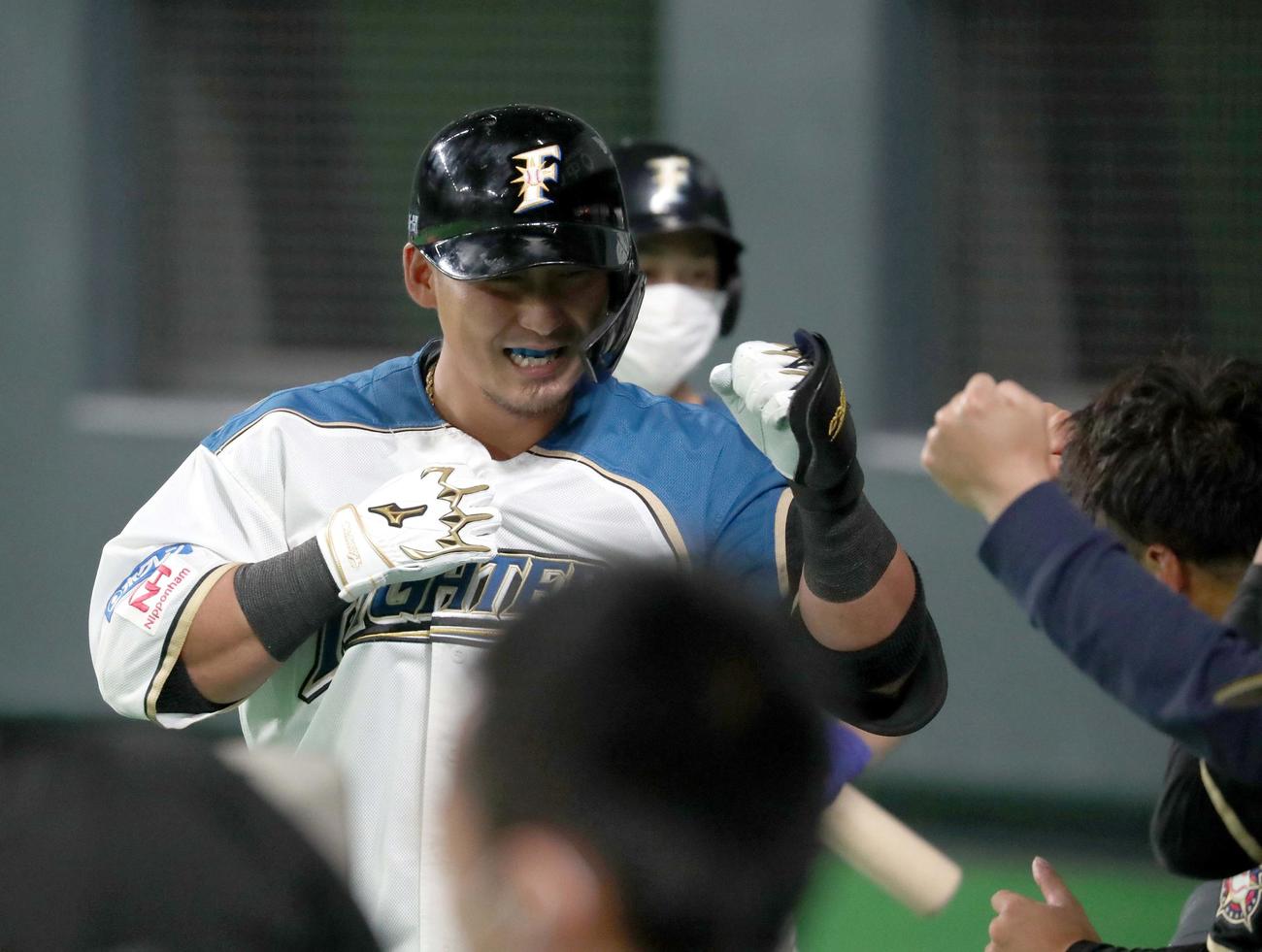 日本ハム対西武　4回裏日本ハム無死、中田は左越え本塁打を放ちチームメートに出迎えられる（撮影・佐藤翔太）