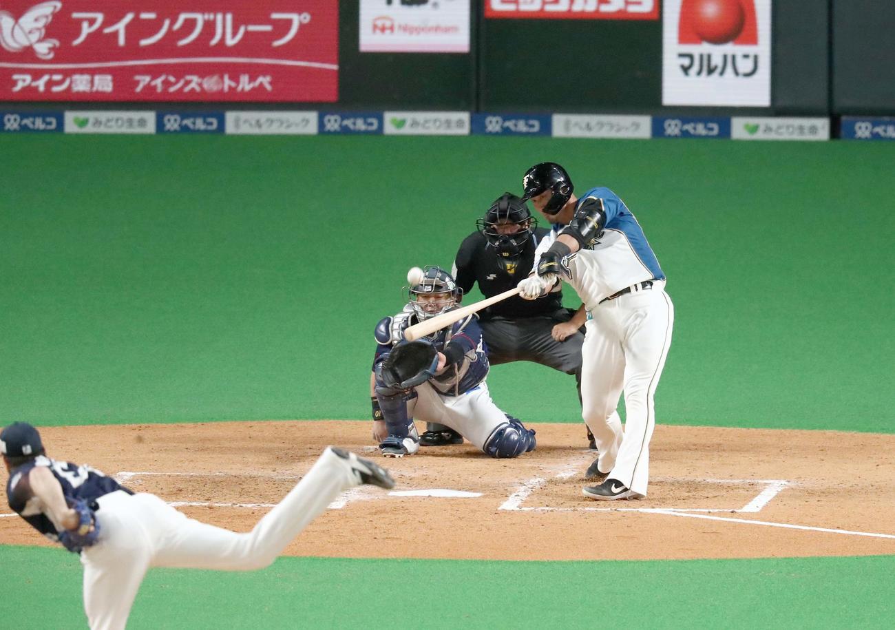 日本ハム対西武　4回裏日本ハム無死、左越え本塁打を放つ中田（撮影・黒川智章）