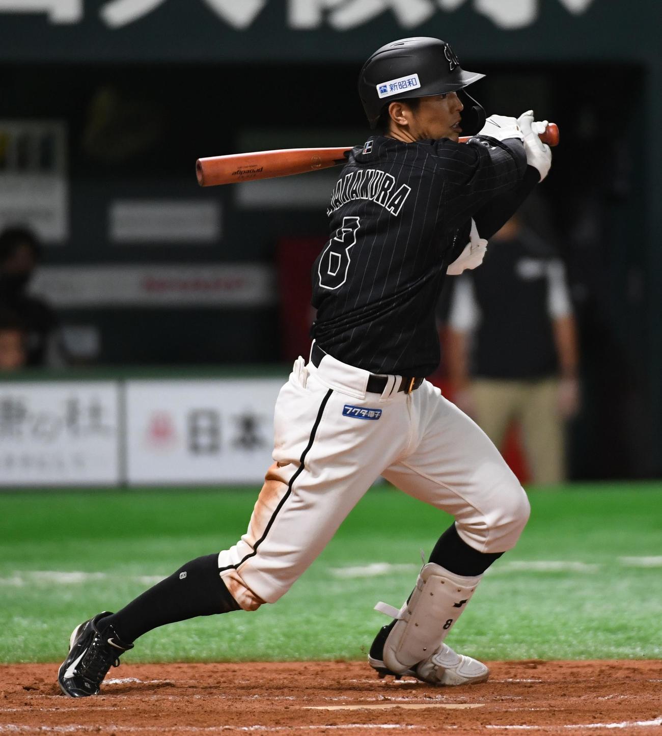 ソフトバンク対ロッテ　7回表ロッテ2死満塁、中村奨は中前に勝ち越しの2点適時打を放つ（撮影・今浪浩三）