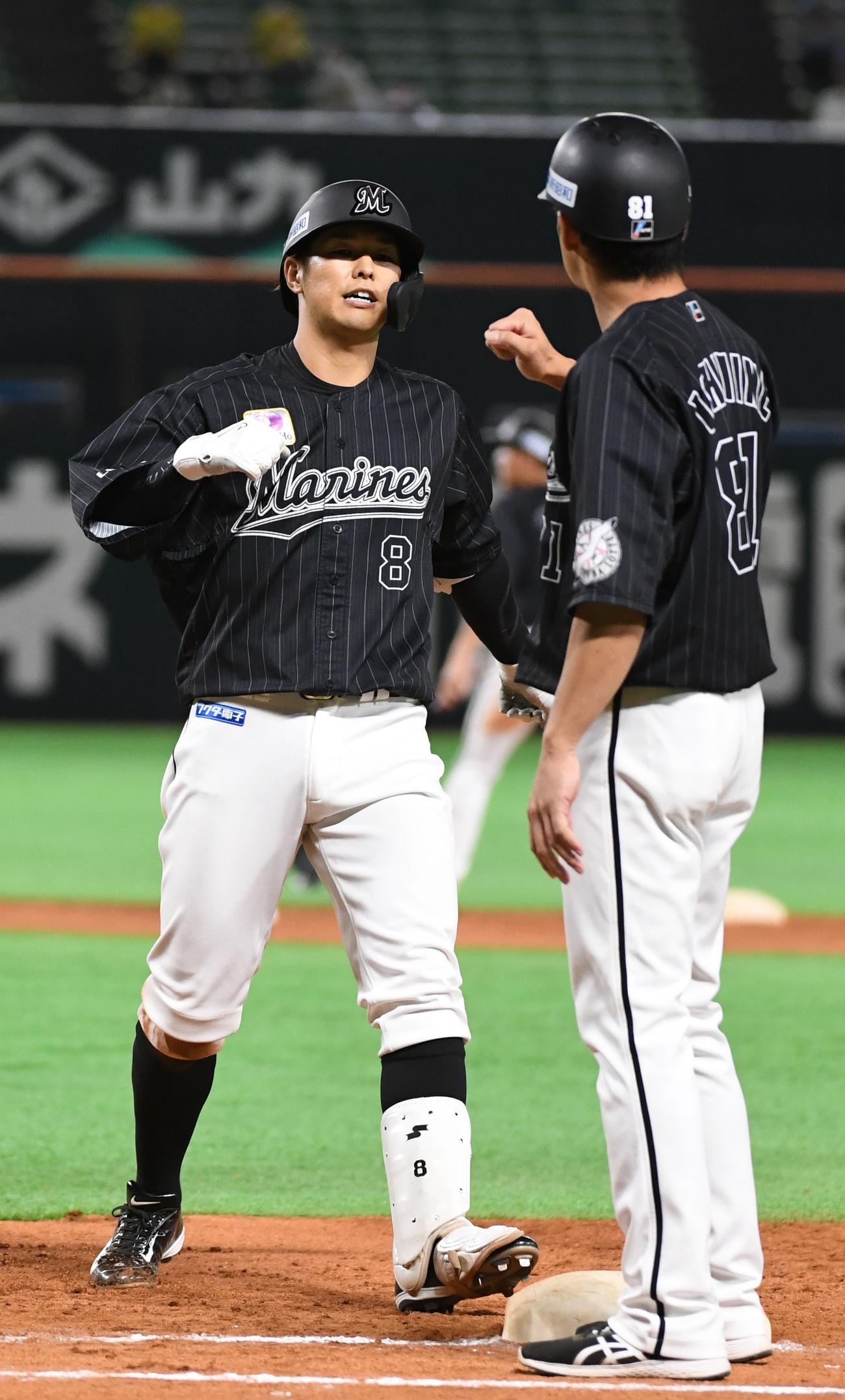 ソフトバンク対ロッテ　7回表ロッテ2死満塁、中村奨は中前に勝ち越しの2点適時打を放ち、コーチとグータッチ（撮影・今浪浩三）