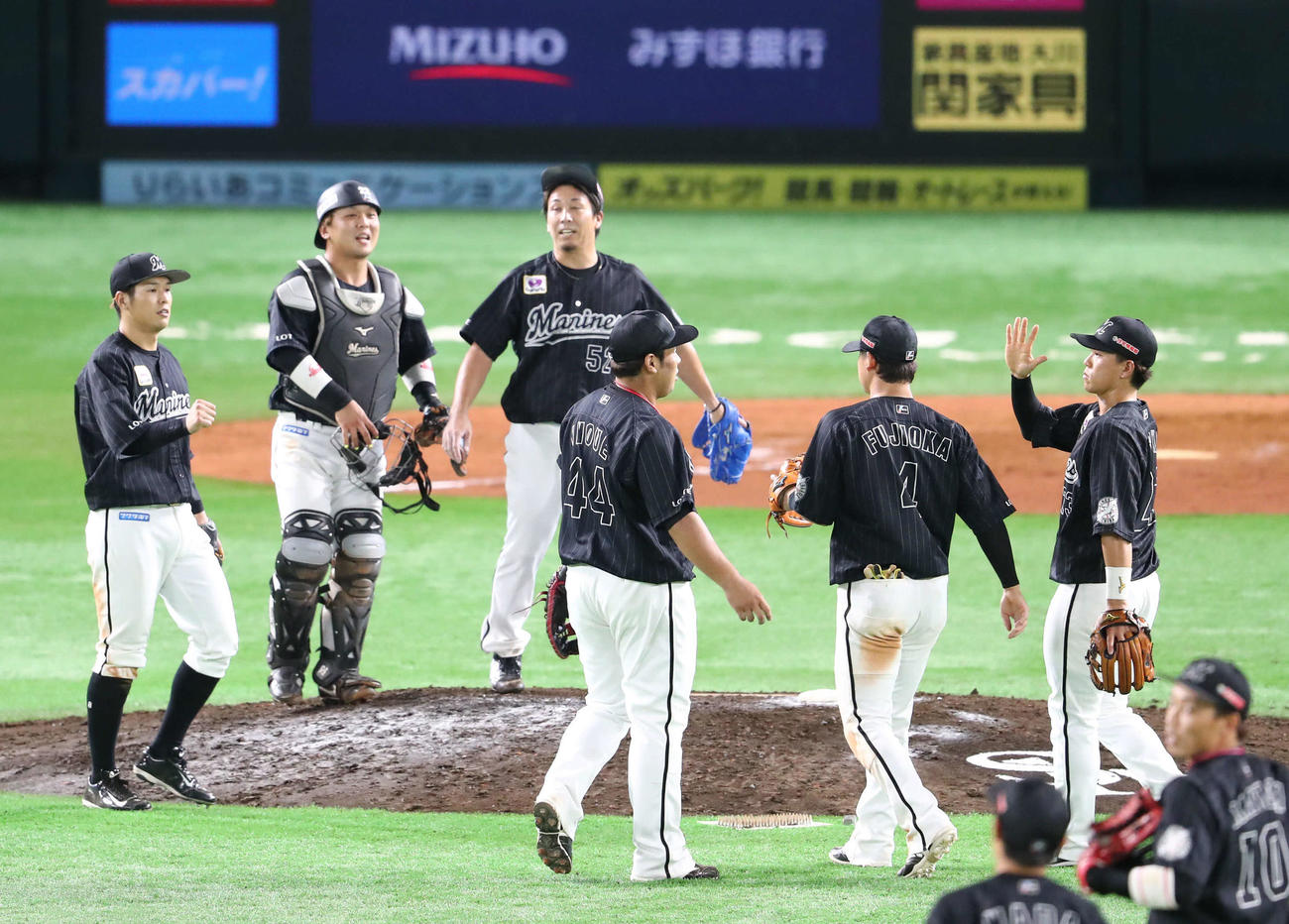 ソフトバンク対ロッテ　ソフトバンクを下しマウンド付近で喜び合うロッテナイン（撮影・梅根麻紀）