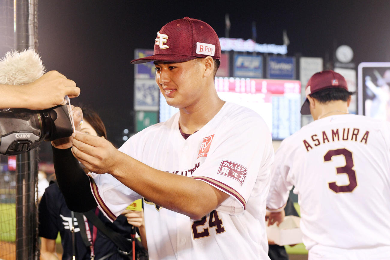 楽天対オリックス　ヒーローインタビューを終えレンズにサインする楽天黒川（撮影・滝沢徹郎）