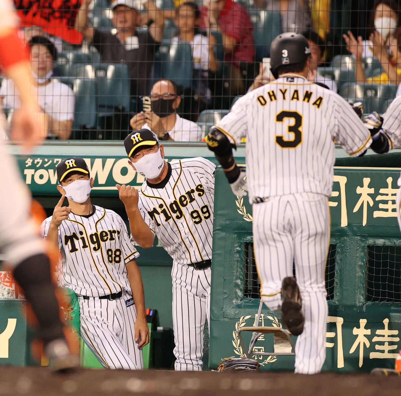 阪神対巨人　2回裏阪神無死、先制の左越え本塁打を放った大山（右）を迎える矢野監督（左）（撮影・河野匠）