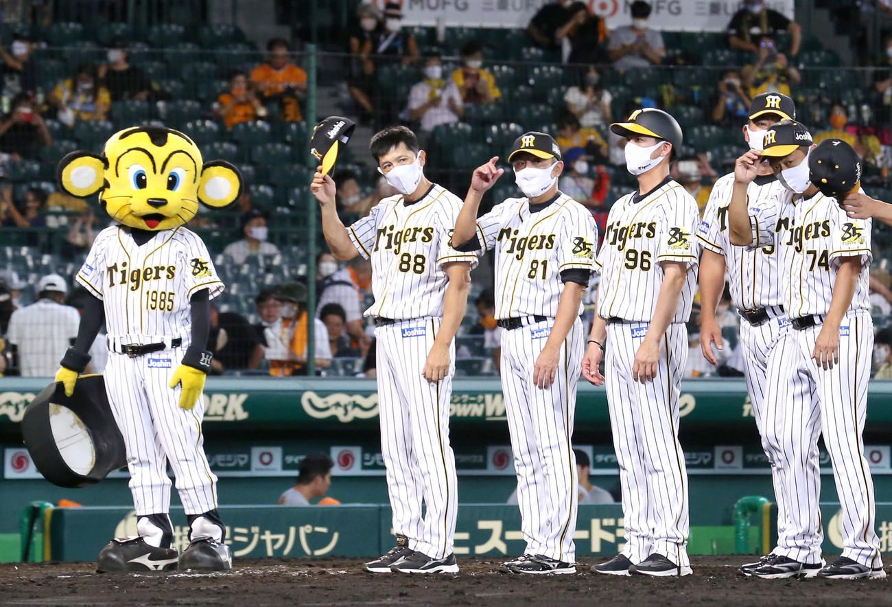 阪神対巨人　巨人に勝利し整列しあいさつする矢野監督（左から2人目）ら（撮影・上山淳一）