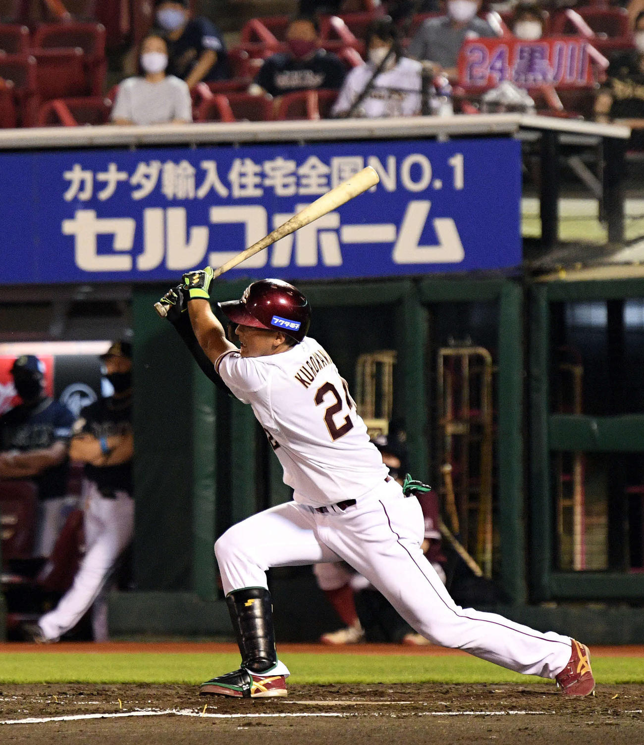楽天対オリックス　2回裏楽天無死満塁、黒川はプロ初打点となる右犠飛を放つ（撮影・滝沢徹郎）