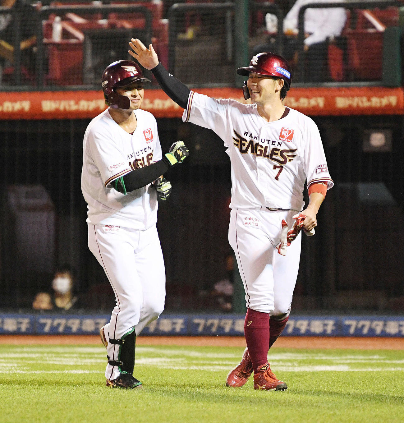 楽天対オリックス　2回裏楽天無死満塁、プロ初打点となる右犠飛を放った黒川（左）は生還し鈴木大から祝福される（撮影・滝沢徹郎）