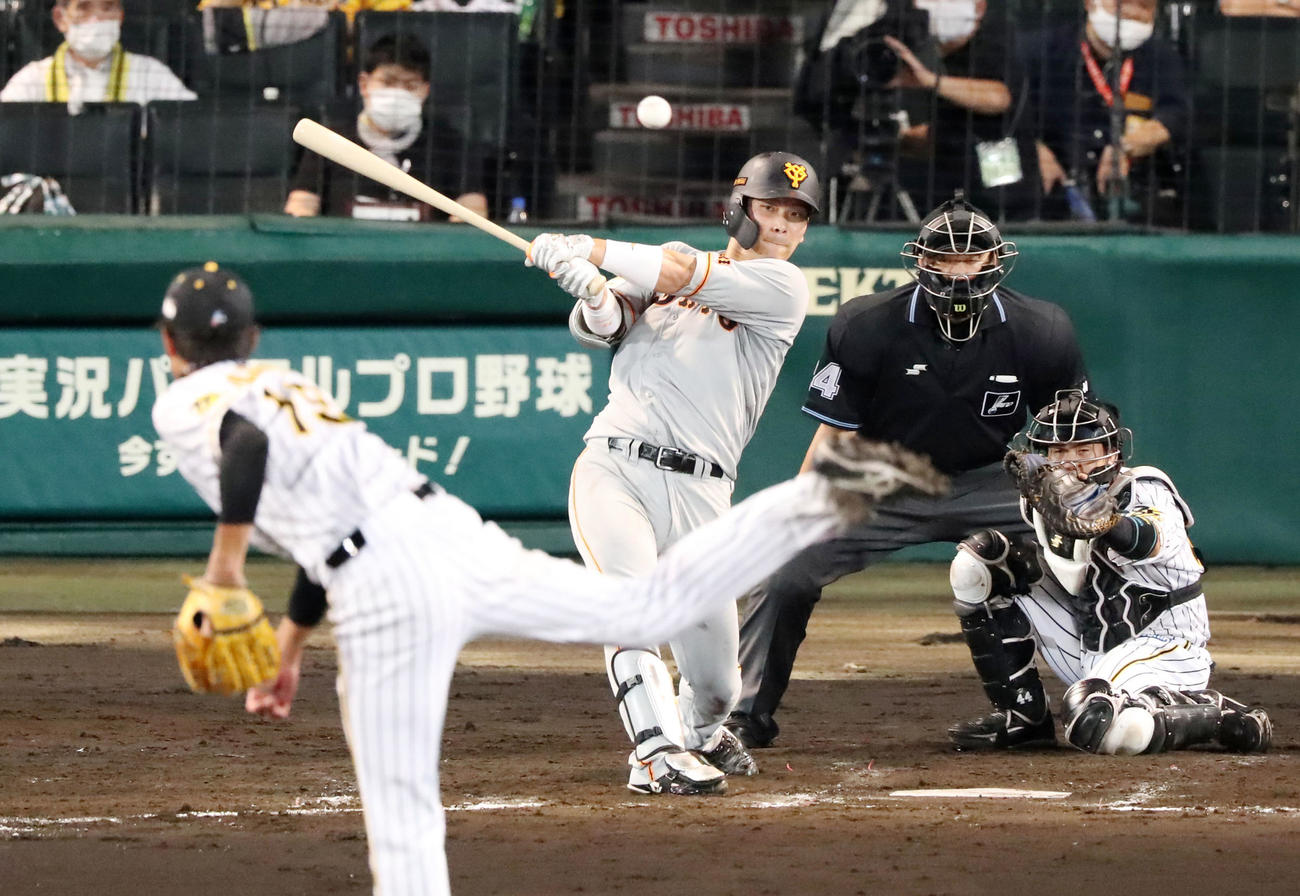阪神対巨人　2回表巨人1死一、二塁、大城は中前適時打を放つ（撮影・加藤哉）