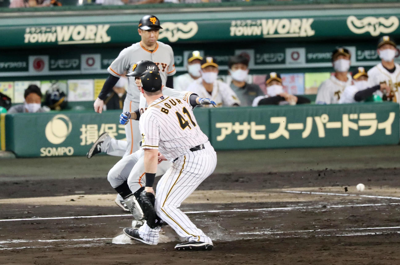 阪神対巨人　5回表巨人2死満塁、ボーアは松原の二ゴロで小幡竜平からの送球を捕球できず（撮影・加藤哉）