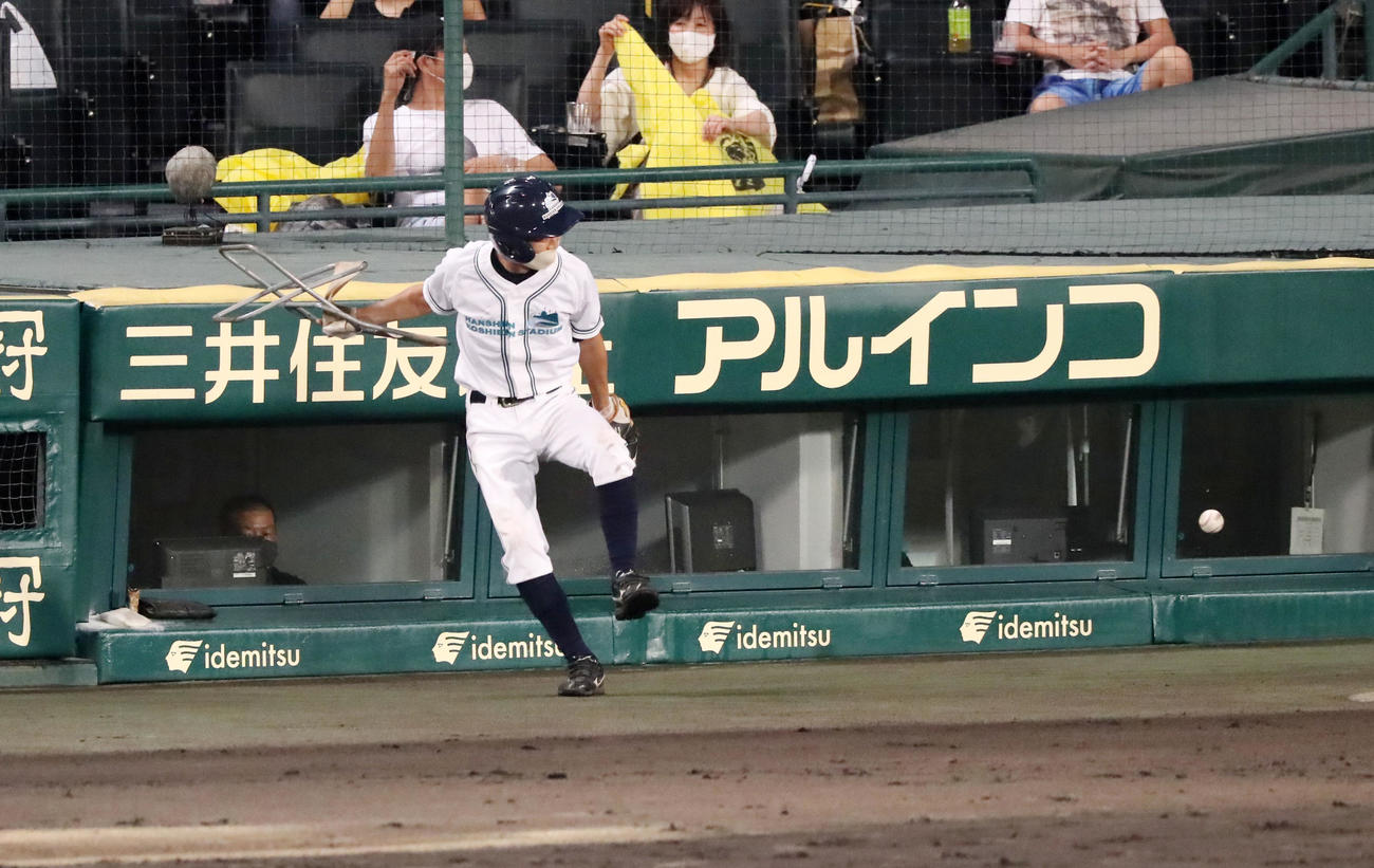 阪神対巨人　5回表巨人2死満塁、松原の二ゴロで小幡からの悪送球が内野を転々…（撮影・加藤哉）