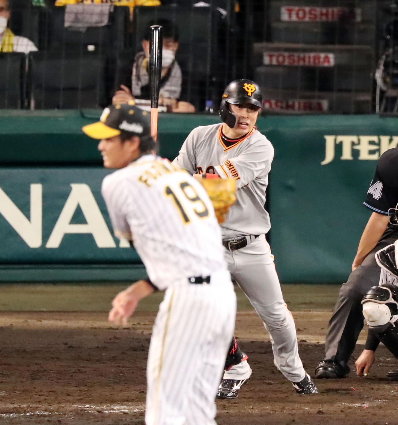 阪神対巨人　5回表巨人2死二、三塁、亀井は中前適時打を放つ（撮影・加藤哉）