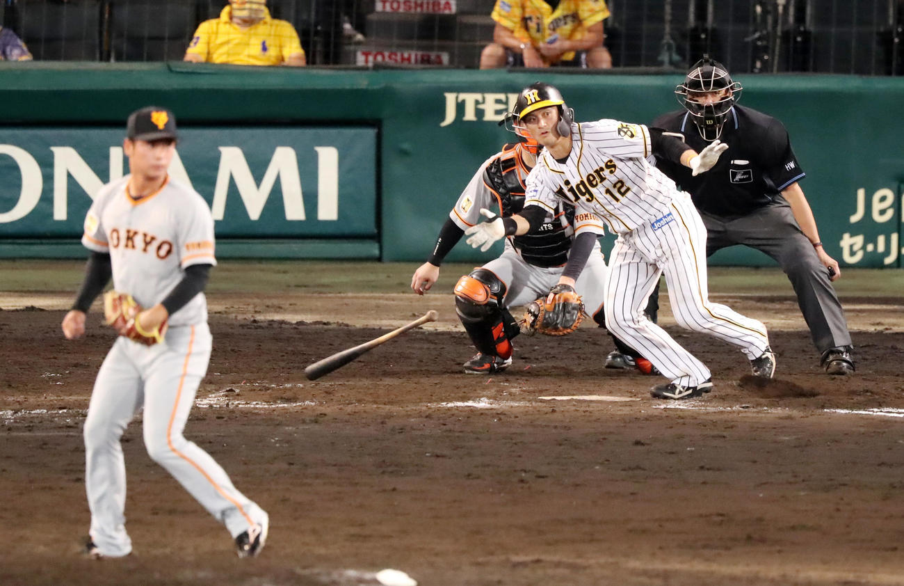 2020年9月5日　阪神対巨人　9回裏阪神2死二塁、坂本誠志郎は左前適時打を放つ（撮影・加藤哉）
