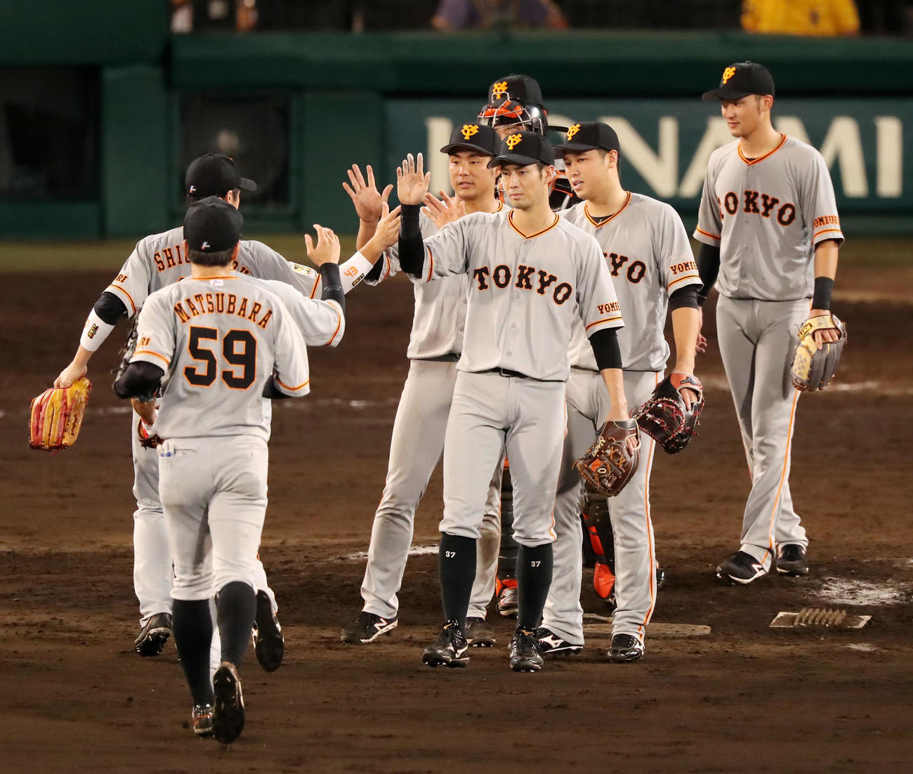 阪神対巨人　阪神に大勝しマウンドでエアタッチする巨人ナイン（撮影・加藤哉）
