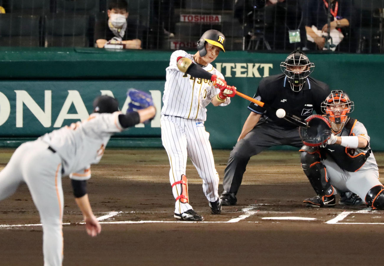 阪神対巨人　1回裏阪神1死、木浪は中前打を放つ（撮影・加藤哉）