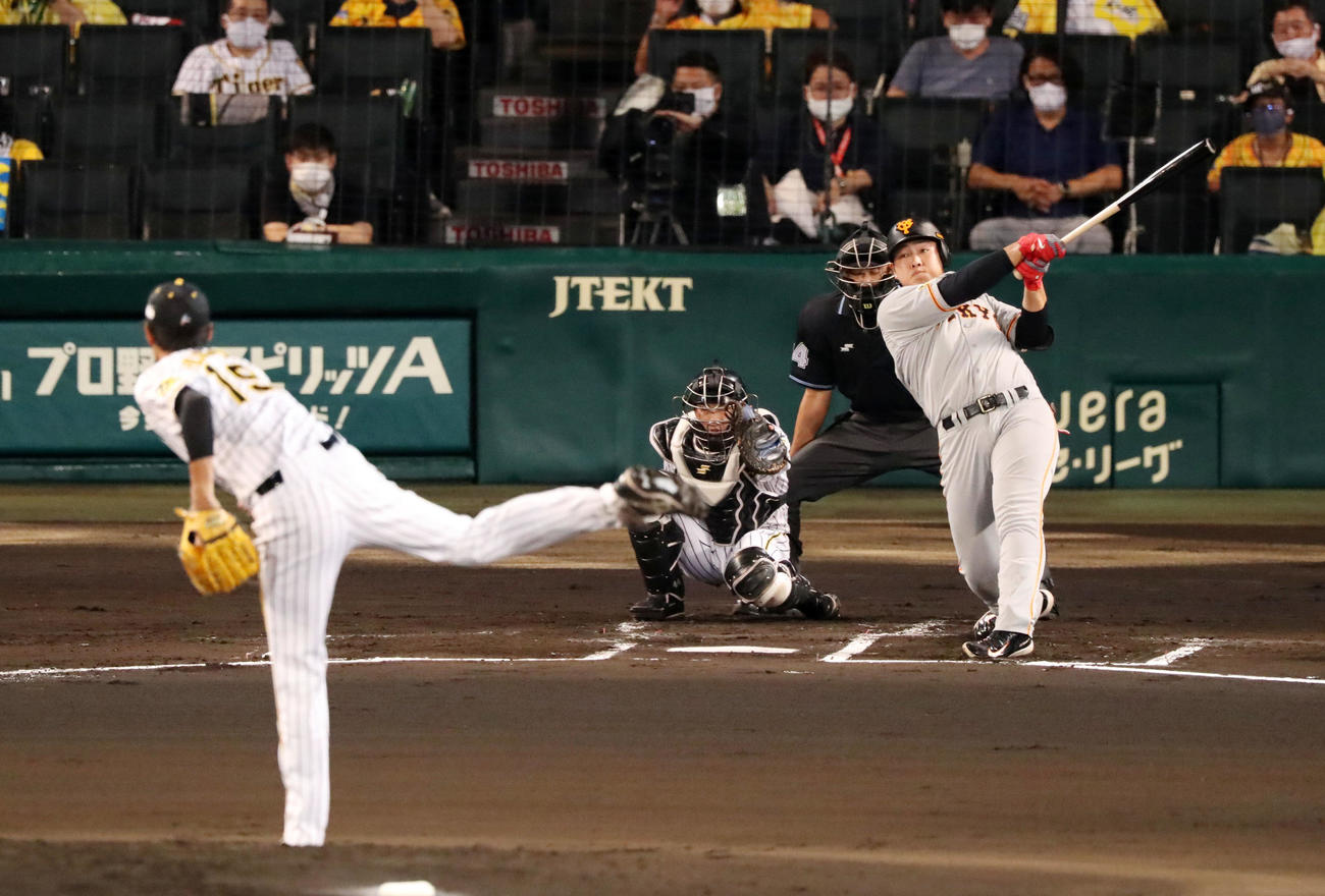 阪神対巨人　2回表巨人無死、岡本は中越え二塁打を放つ（撮影・加藤哉）