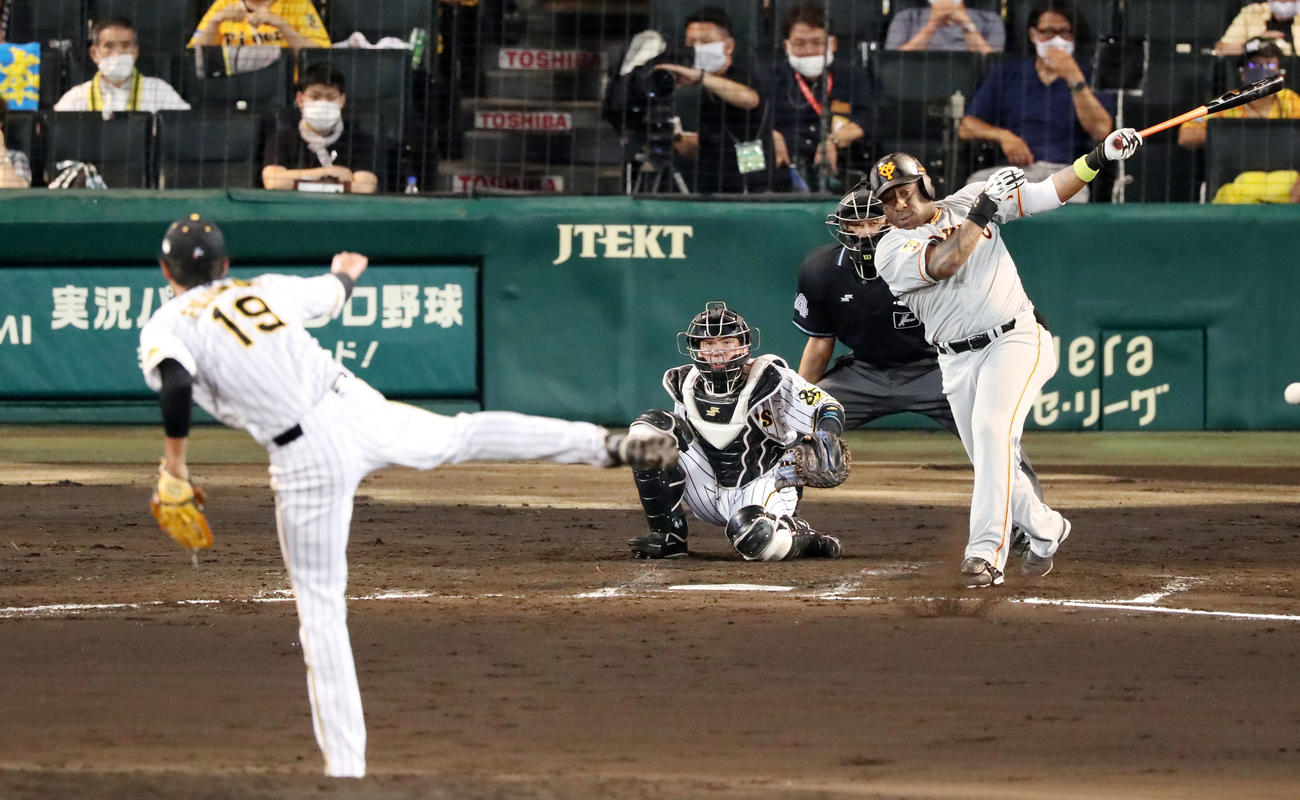 阪神対巨人　2回表巨人1死満塁、ウィーラーは左前適時打を放つ（撮影・加藤哉）