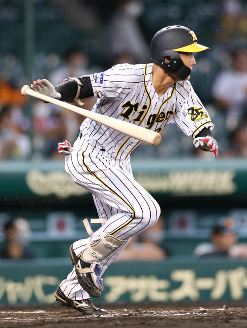 阪神対巨人　7回裏阪神2死一塁、小幡は遊内野安打を放つ（撮影・上山淳一）