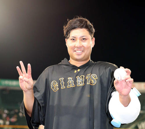 阪神対巨人　阪神を下し、今季3勝目の今村は勝利球を手に笑顔を見せる（撮影・河野匠）