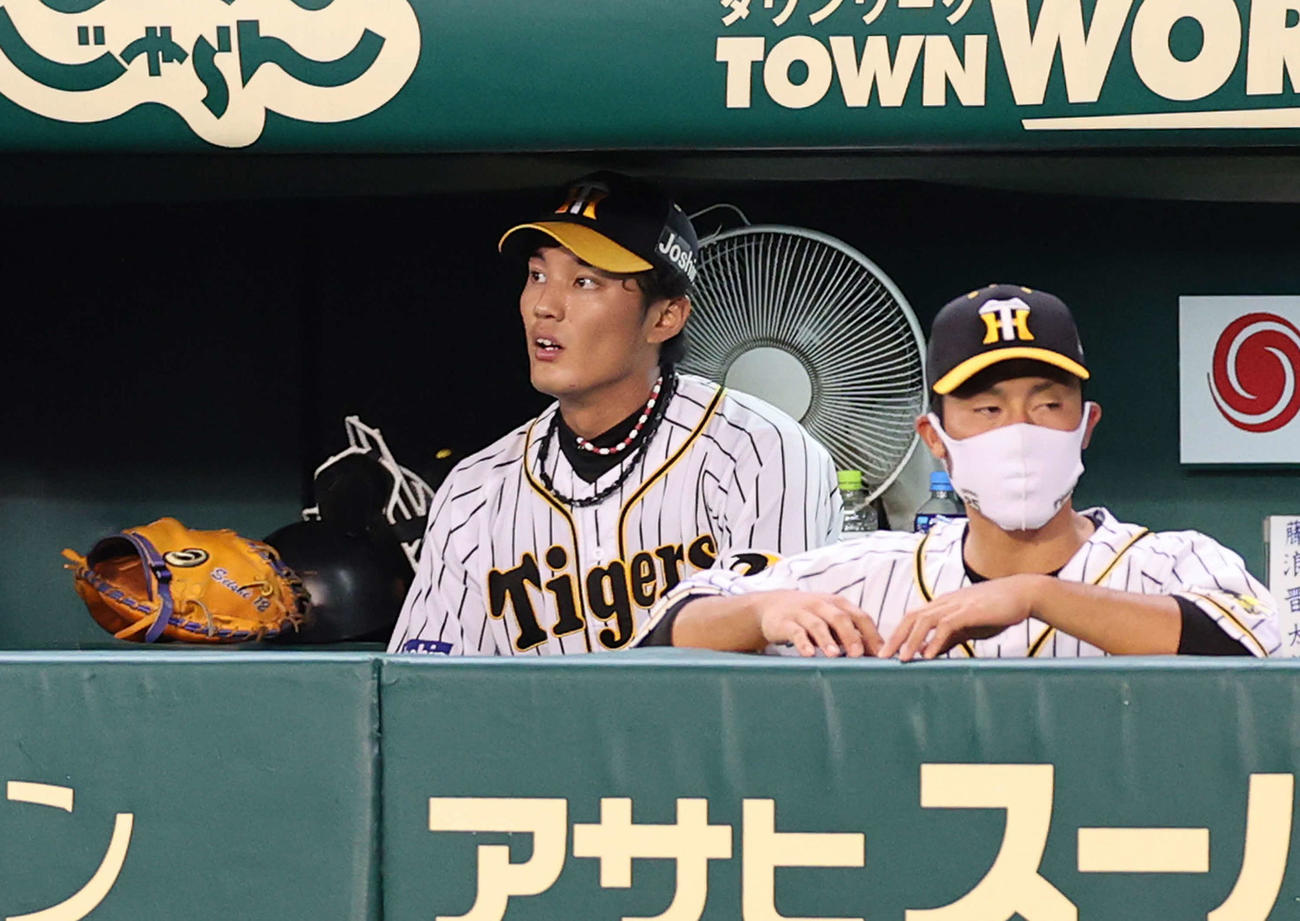 阪神対巨人　5回表巨人2死一塁、降板となりベンチからスコアボードを見つめる藤浪（左）（撮影・河野匠）