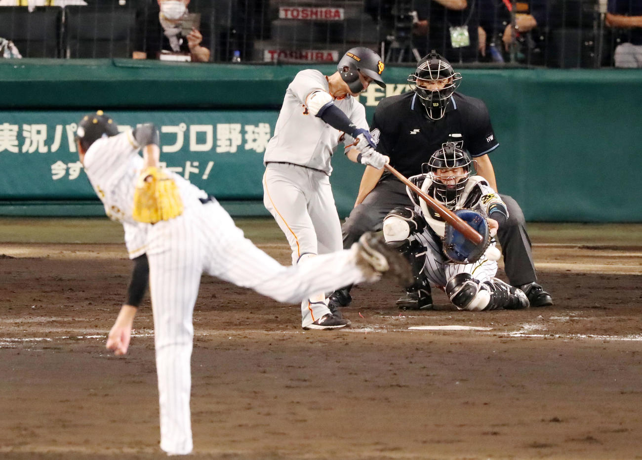 阪神対巨人　3回表巨人1死一、二塁、吉川尚は左前適時打を放つ（撮影・加藤哉）