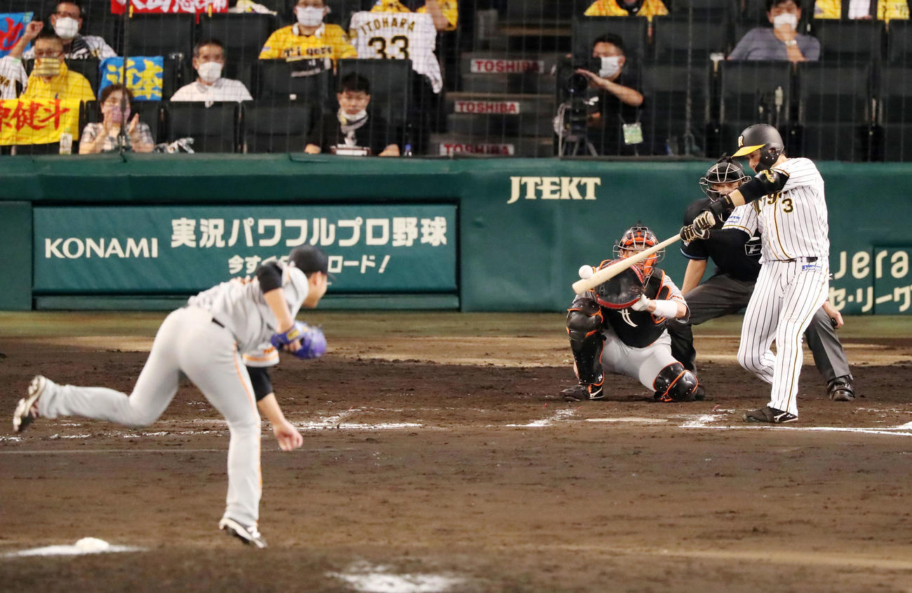 阪神対巨人　7回裏阪神1死、大山は右越え本塁打を放つ（撮影・加藤哉）