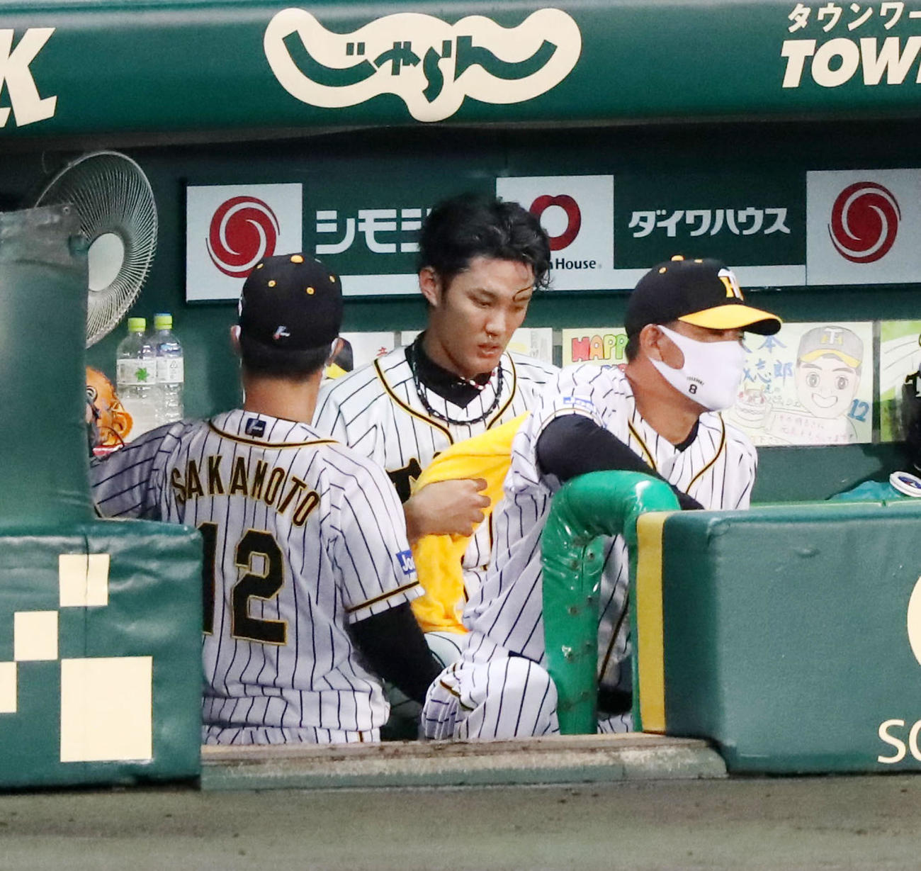阪神対巨人　5回表巨人2死二、三塁、藤浪は亀井に中前2点適時打を浴び、11点目を失って降板しタオルを手にする（撮影・加藤哉）