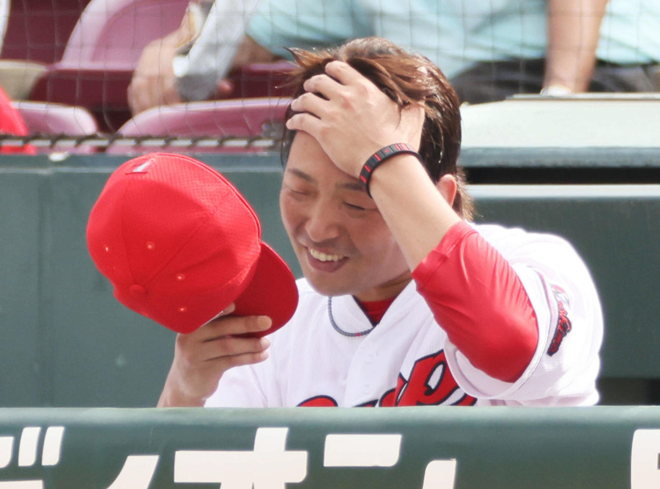 広島対DeNA　4回途中で降板の大瀬良はベンチで悔しい表情をみせる（撮影・加藤孝規）