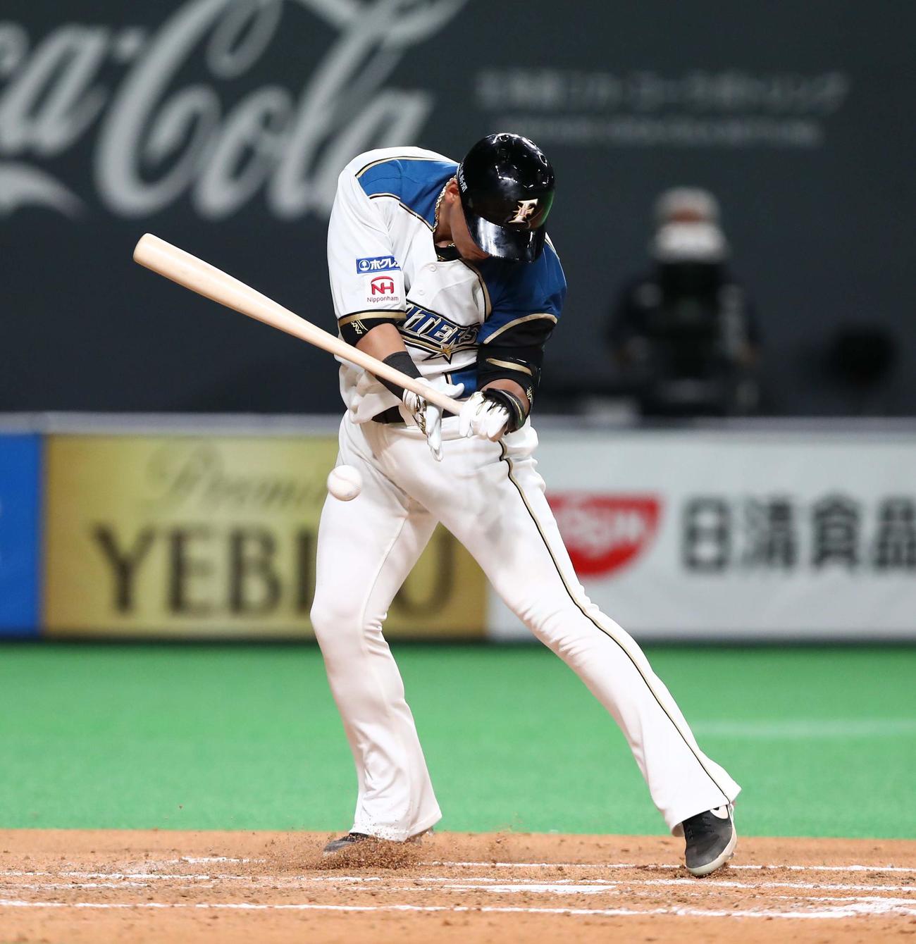 日本ハム対西武　3回裏日本ハム2死二塁、死球をうける中田（撮影・黒川智章）