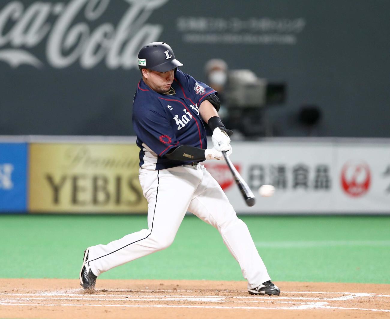 日本ハム対西武　6回表西武2死三塁、左前適時打を放つ山川（撮影・黒川智章）