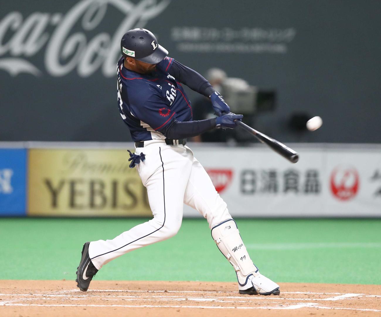 日本ハム対西武　2回表西武1死、左越え本塁打を放つメヒア（撮影・黒川智章）