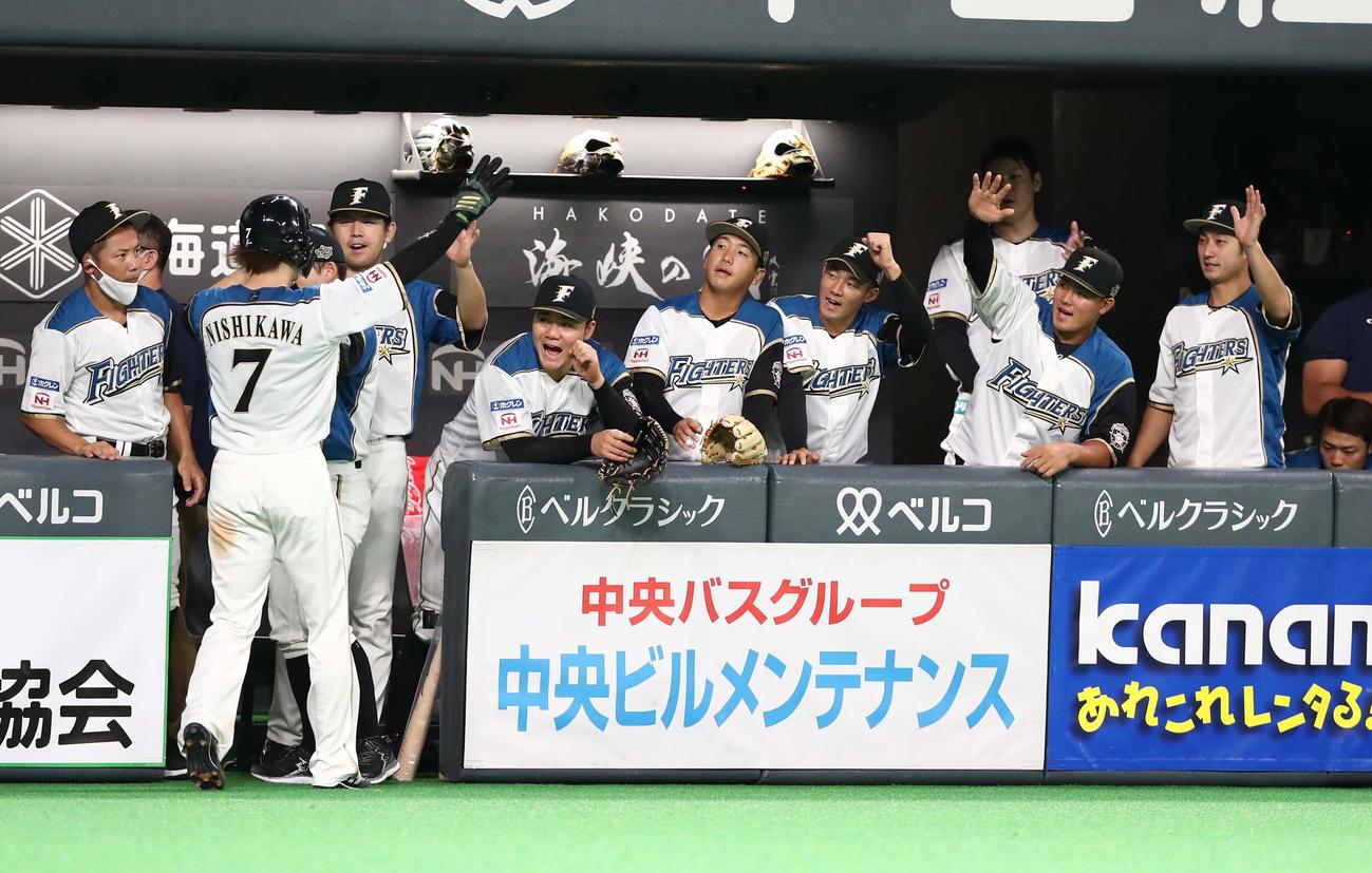 日本ハム対西武　3回裏、生還した西川を出迎える日本ハムナイン（撮影・黒川智章）